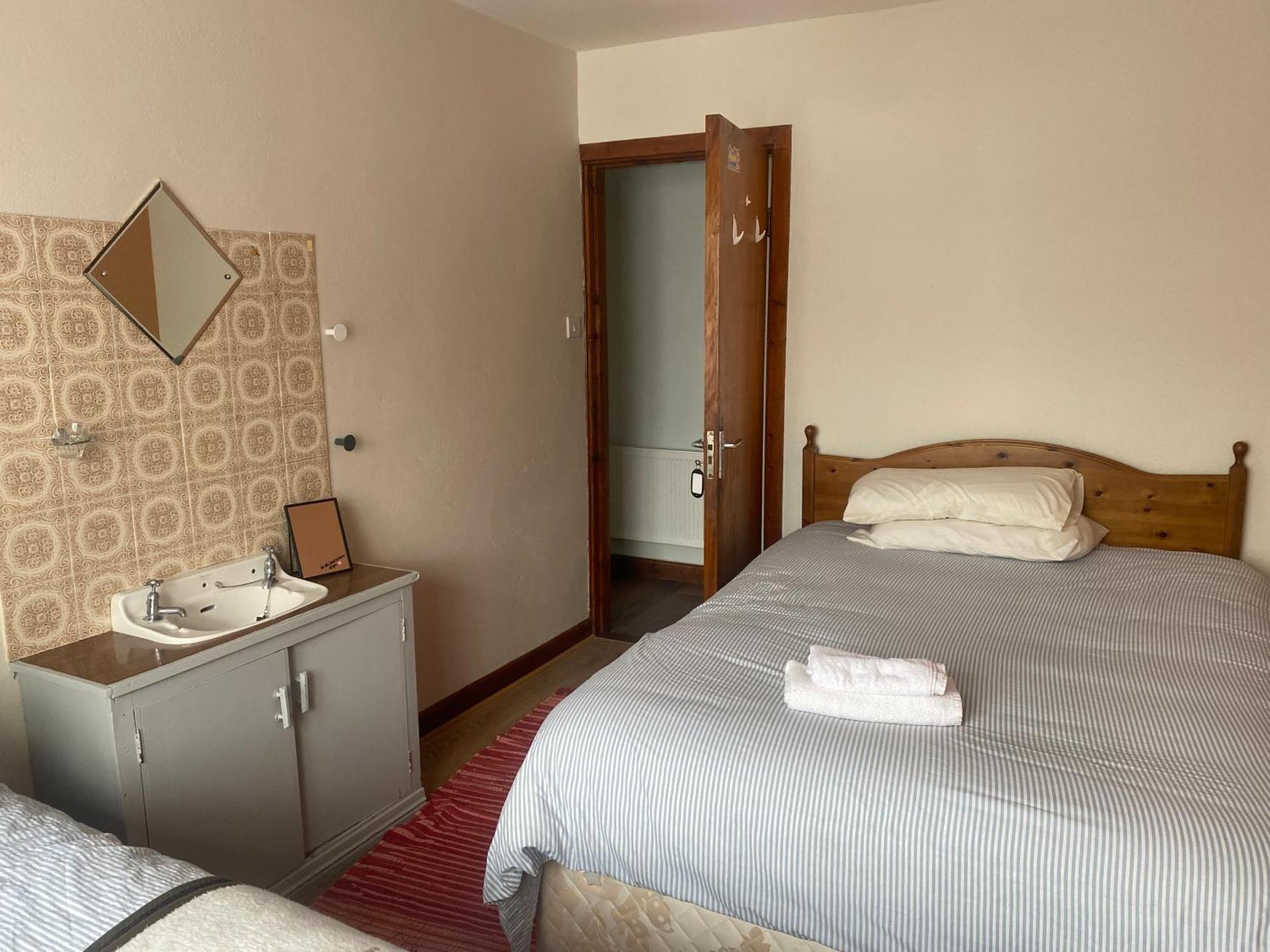 Bluebell Apartment Sleeps 7 Only Let As Whole Apartment Blennerville Экстерьер фото
